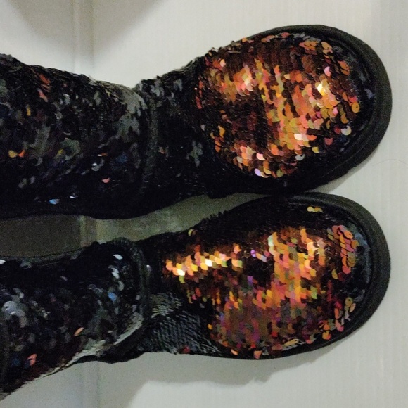 New UGG Women’s Classic Short Sequin Black Boots Sise 6 - Picture 2 of 9